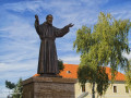 Pietrelcinai Szent Pio atya szobra