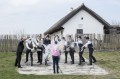 Hagyományőrző locsolás a Kisbéri Langallik Néptáncegyüttessel