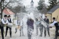 Hagyományőrző locsolás a Kisbéri Langallik Néptáncegyüttessel