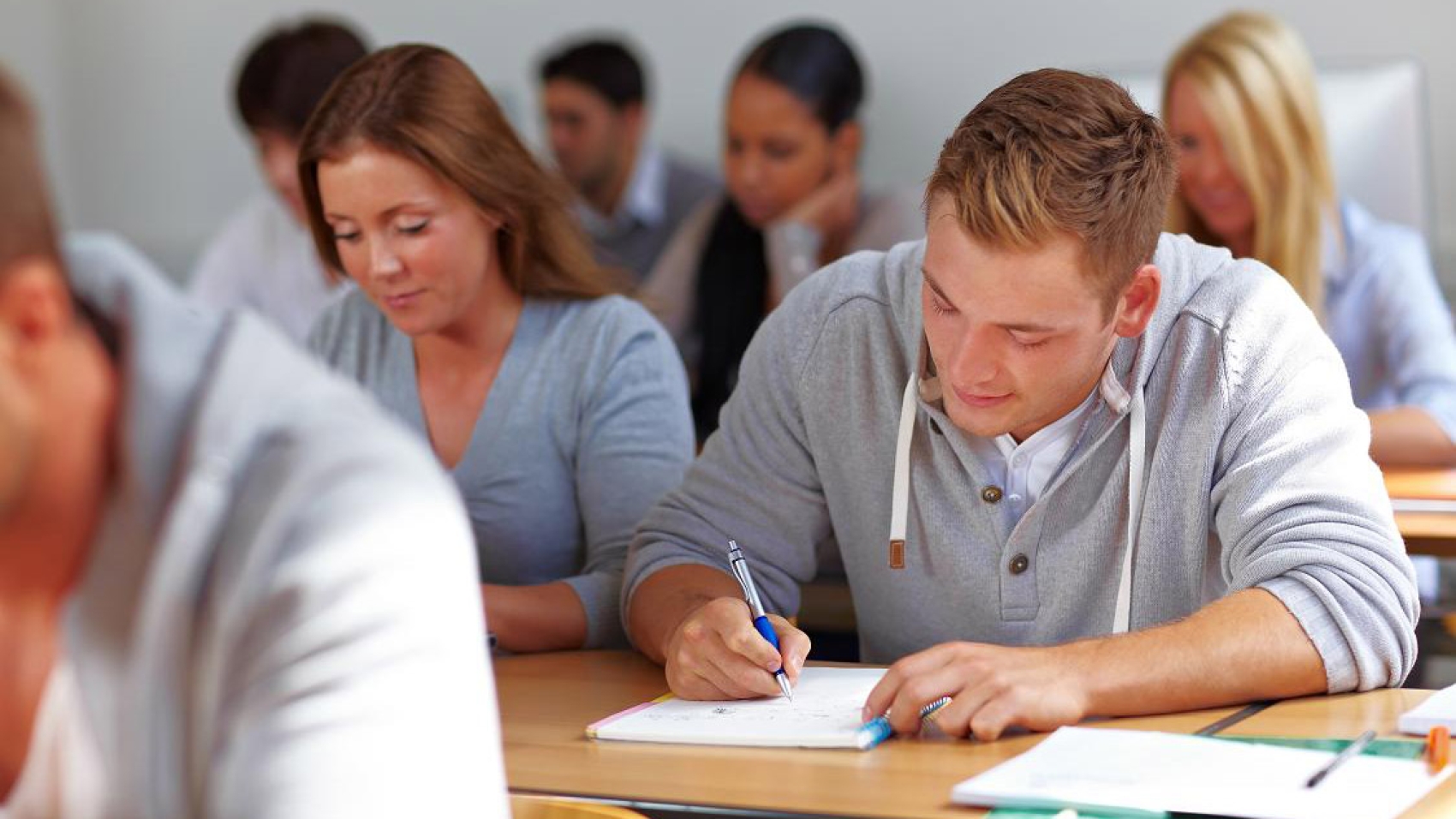 Studenten lernen im Seminar einer Fachhochschule