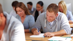 Studenten lernen im Seminar einer Fachhochschule